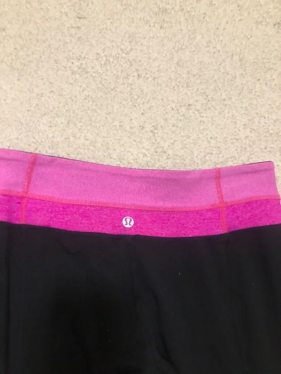 Lululemon Astro Flared Pants with a crossover waistband. Size 6 - Picture 4 of 5